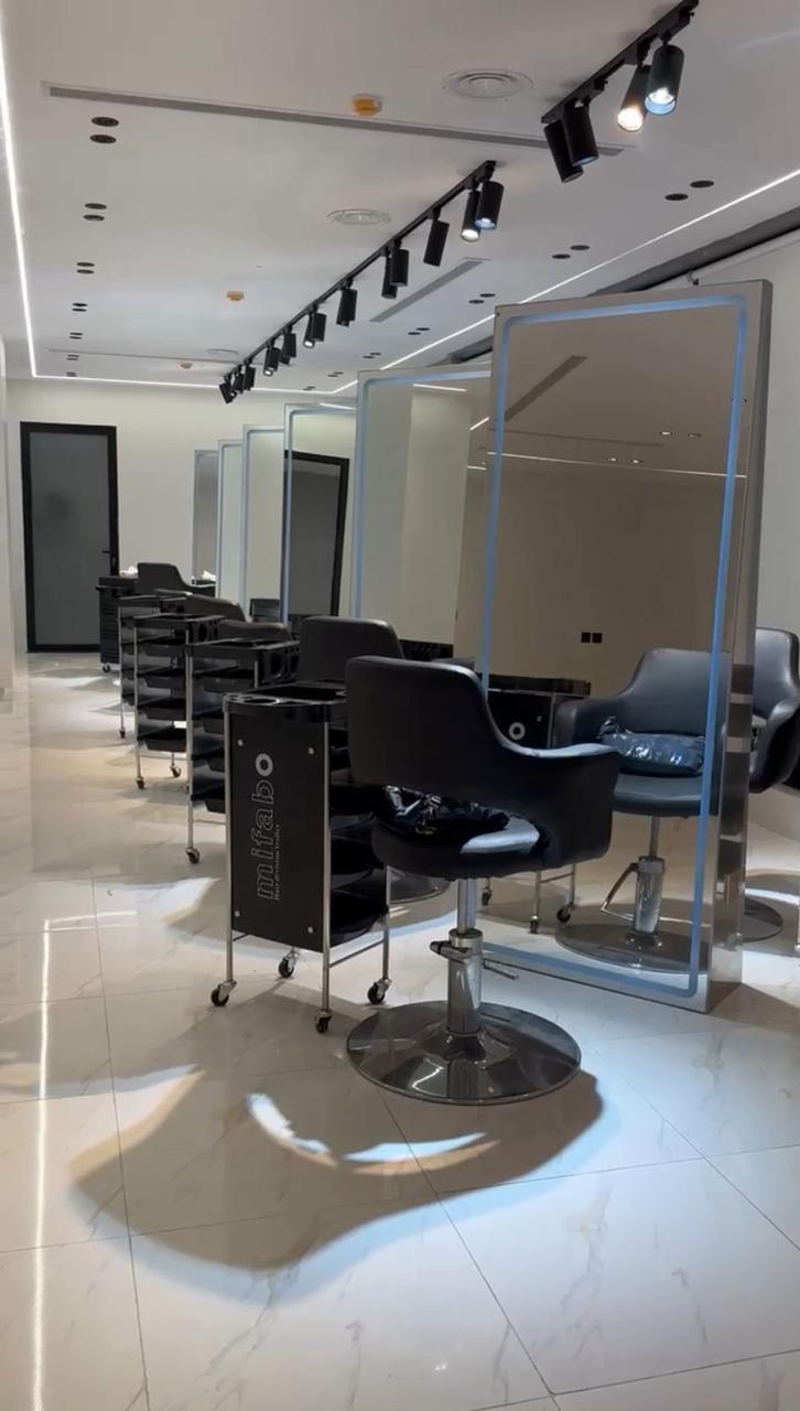 Glorious salon