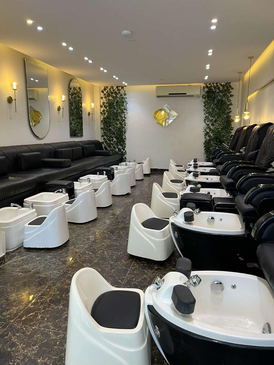 Glorious salon